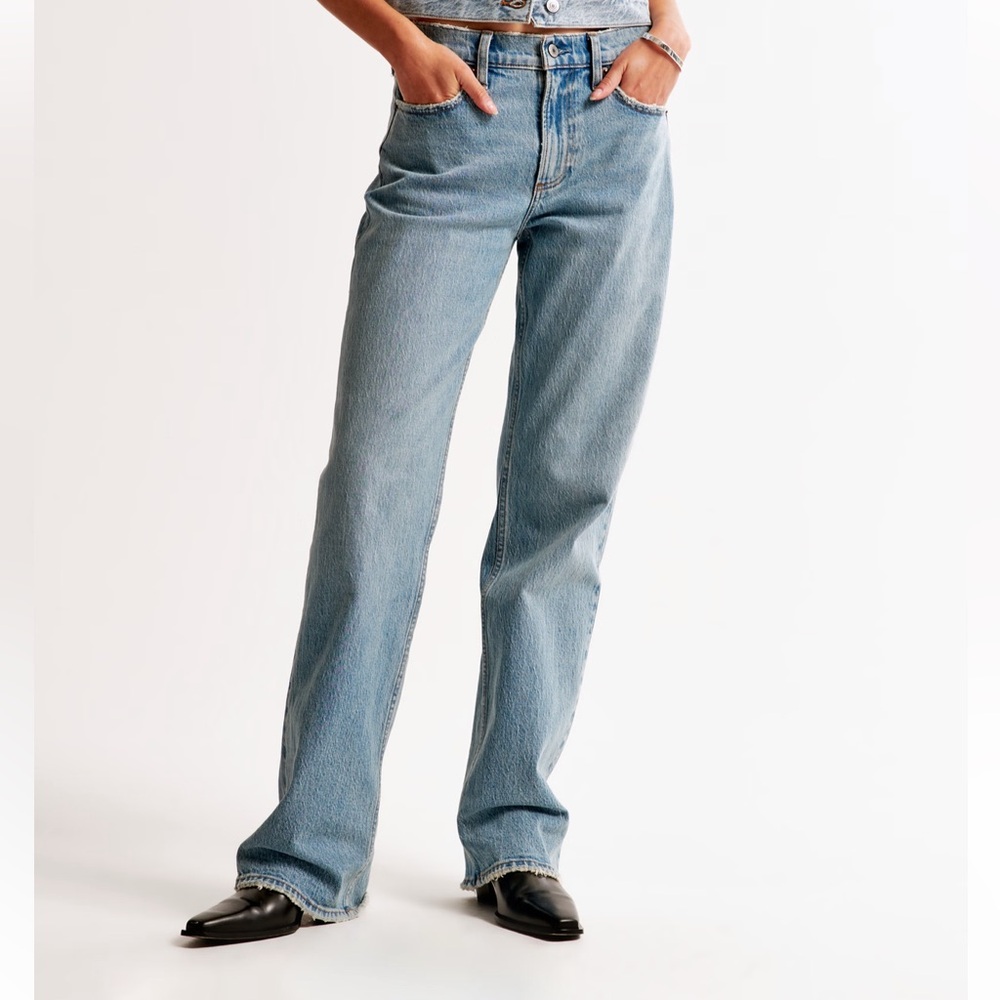 Abercrombie & Fitch The Baggy Low Rise w/ knee cut out
